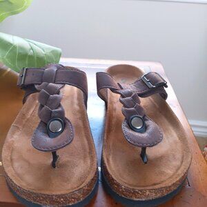 Outwoods Brown Faux Suede Thong Sandals, Women's Size 8 EUC